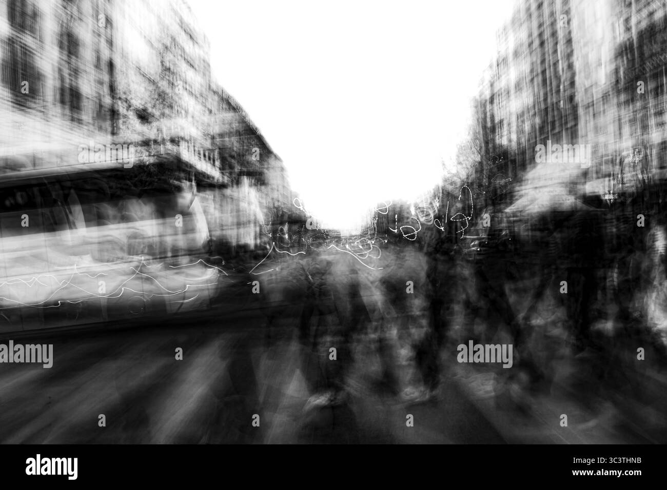 Photographie abstraite. Délibérément secoué, flou, exposé de manière incohérente. Photographie de rue créative traitée numériquement. Banque D'Images