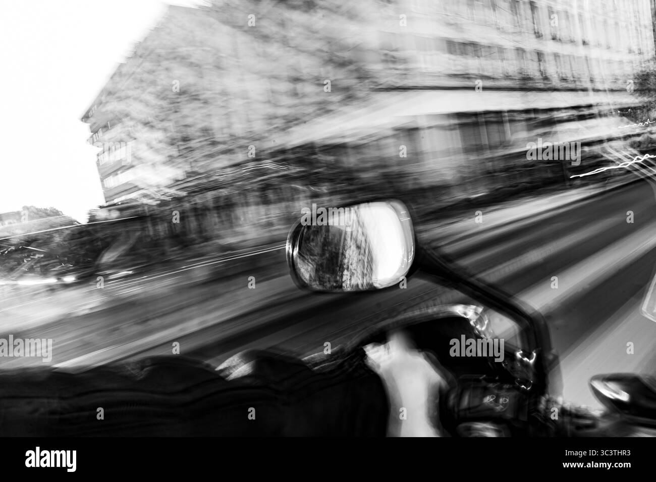 Photographie abstraite. Délibérément secoué, flou, exposé de manière incohérente. Photographie de rue créative traitée numériquement. Banque D'Images