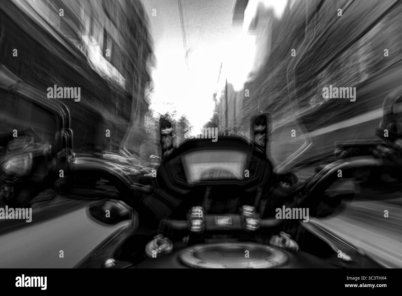 Photographie abstraite. Délibérément secoué, flou, exposé de manière incohérente. Photographie de rue créative traitée numériquement. Banque D'Images