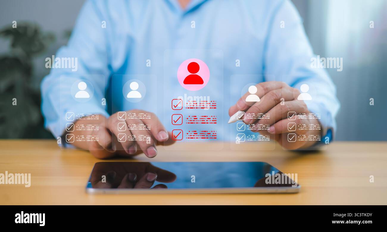 Processus de recrutement avec l'homme d'affaires sélectionnant le profil du candidat sur tablette. Gestion des ressources humaines et concept d'embauche numérique axé sur l'IA. Banque D'Images