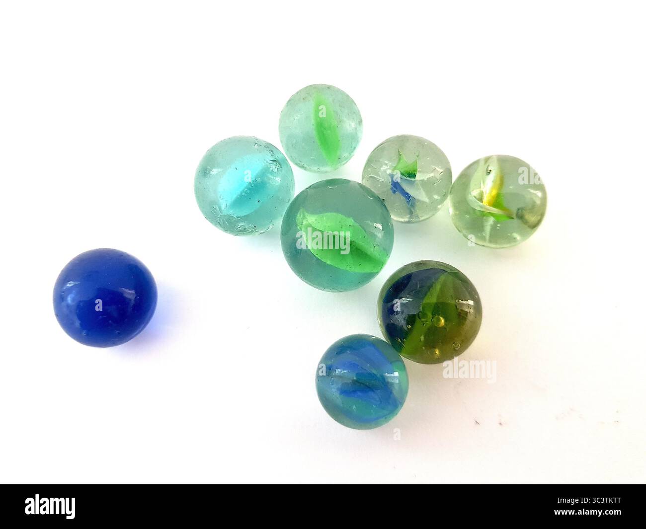 Marbres en verre vintage sur un fond blanc. Banque D'Images