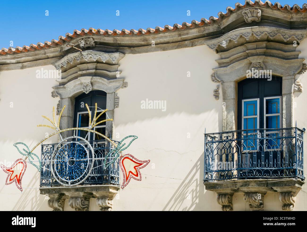 São João da Pesqueira, Portugal, 29 août 2015 : balcons ensoleillés : les façades artistiques Banque D'Images