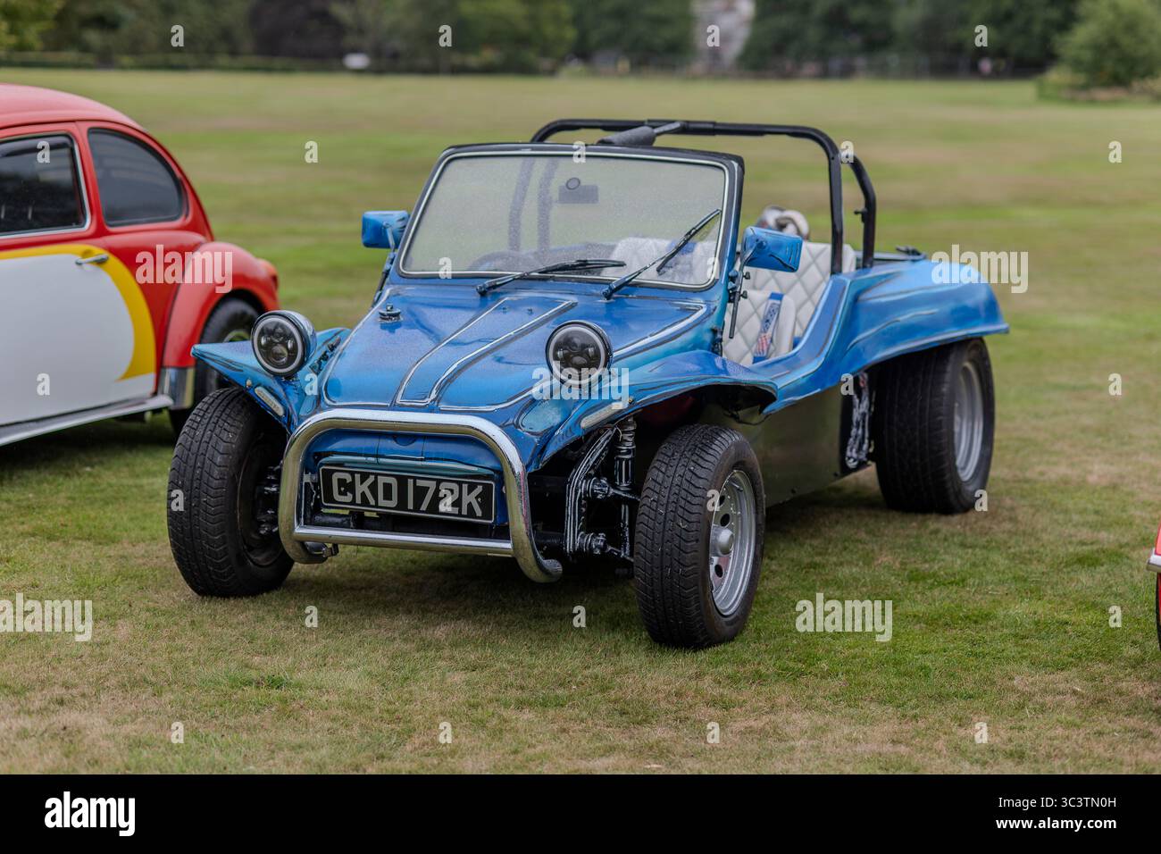 Buggy de plage Volkswagen, couleur bleue, avec phares ronds classiques. Corps en fibre de verre et cage de roulement tubulaire. roues ouvertes ord. 1971-72 Banque D'Images