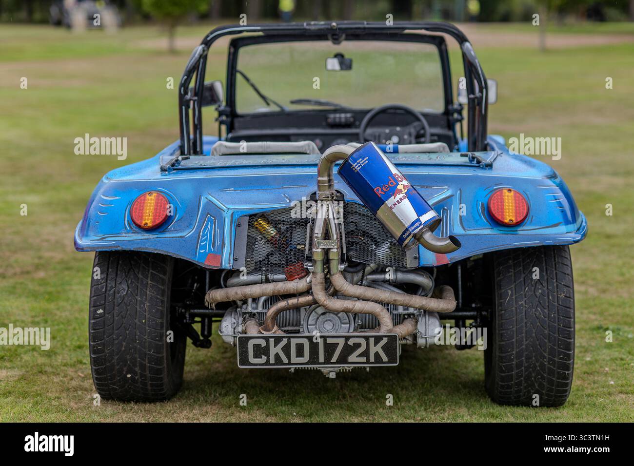 Buggy de plage Volkswagen, couleur bleue, avec phares ronds classiques. Corps en fibre de verre et cage de roulement tubulaire. roues ouvertes ord. 1971-72 Banque D'Images