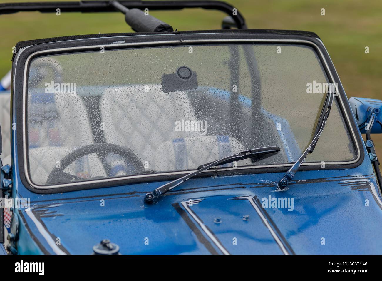 Buggy de plage Volkswagen, couleur bleue, avec phares ronds classiques. Corps en fibre de verre et cage de roulement tubulaire. roues ouvertes ord. 1971-72 Banque D'Images