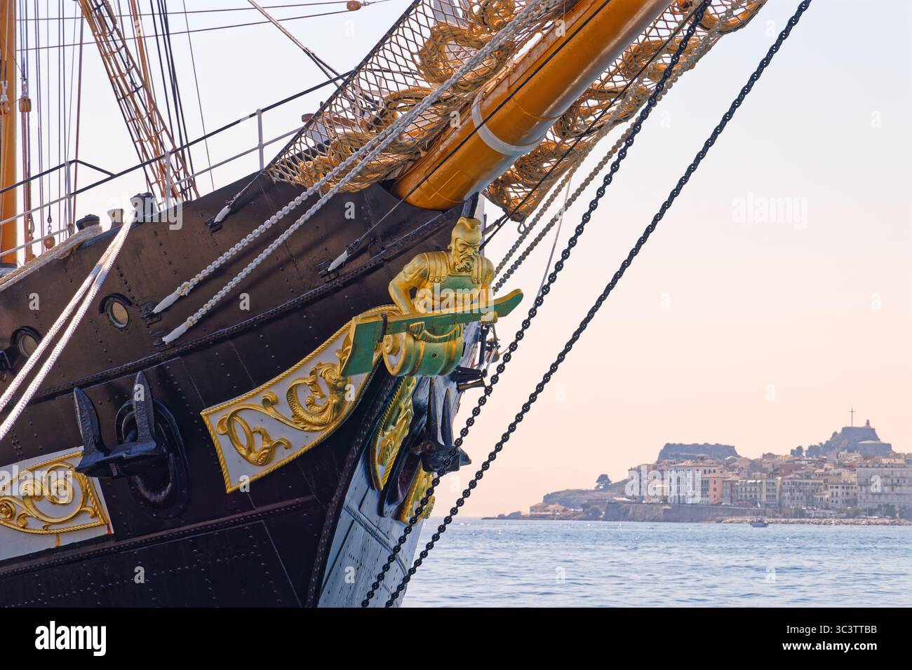 Figure de proue dorée sur la nef Palinuro au mouillage à Corfou, Grèce. Navire de formation à la voile pour la marine italienne. Palinuro est une barquentine à trois mâts. Banque D'Images