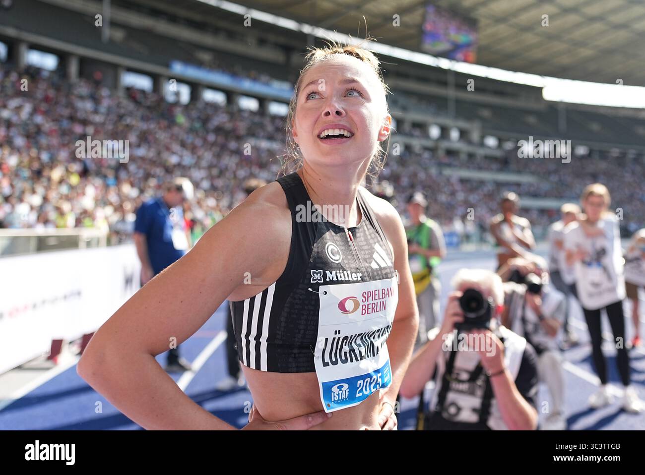 Berlin, Allemagne. 27 juillet 2025. Athlétisme : Meeting, ISTAF, stade Olympique. Gina Lückenkemper du SCC Berlin réagit. Crédit : Michael Kappeler/dpa/Alamy Live News Banque D'Images