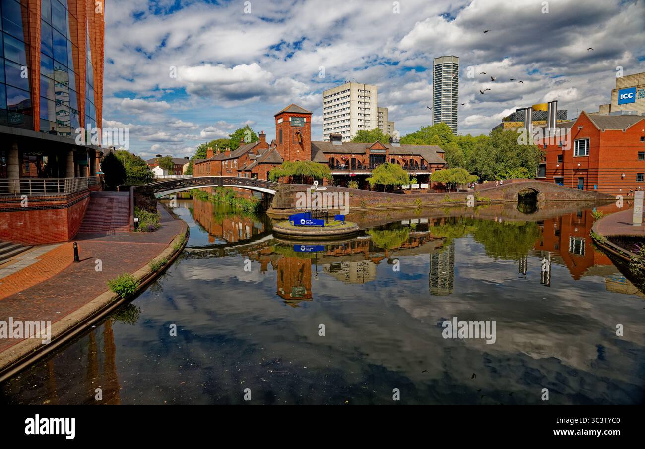 Une jonction de bras de canal à côté du pub Malt House avec des blocs de tour et le gratte-ciel octogone en arrière-plan, Birmingham centre-ville, Angleterre. Banque D'Images