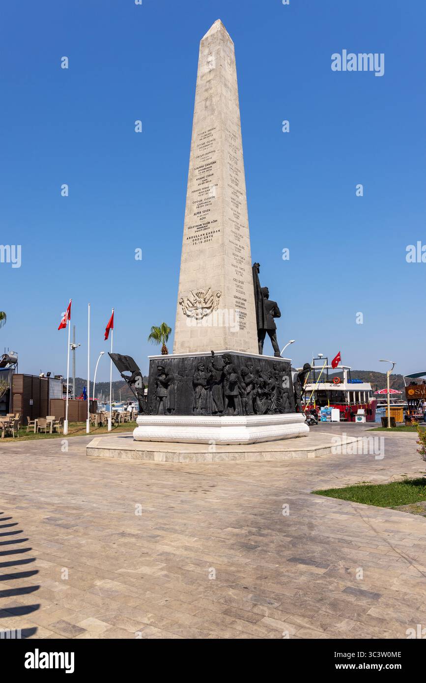 Statue des Martyrs Monument sur une place près du port, Fethiye, province de Mugla, Turquie Banque D'Images