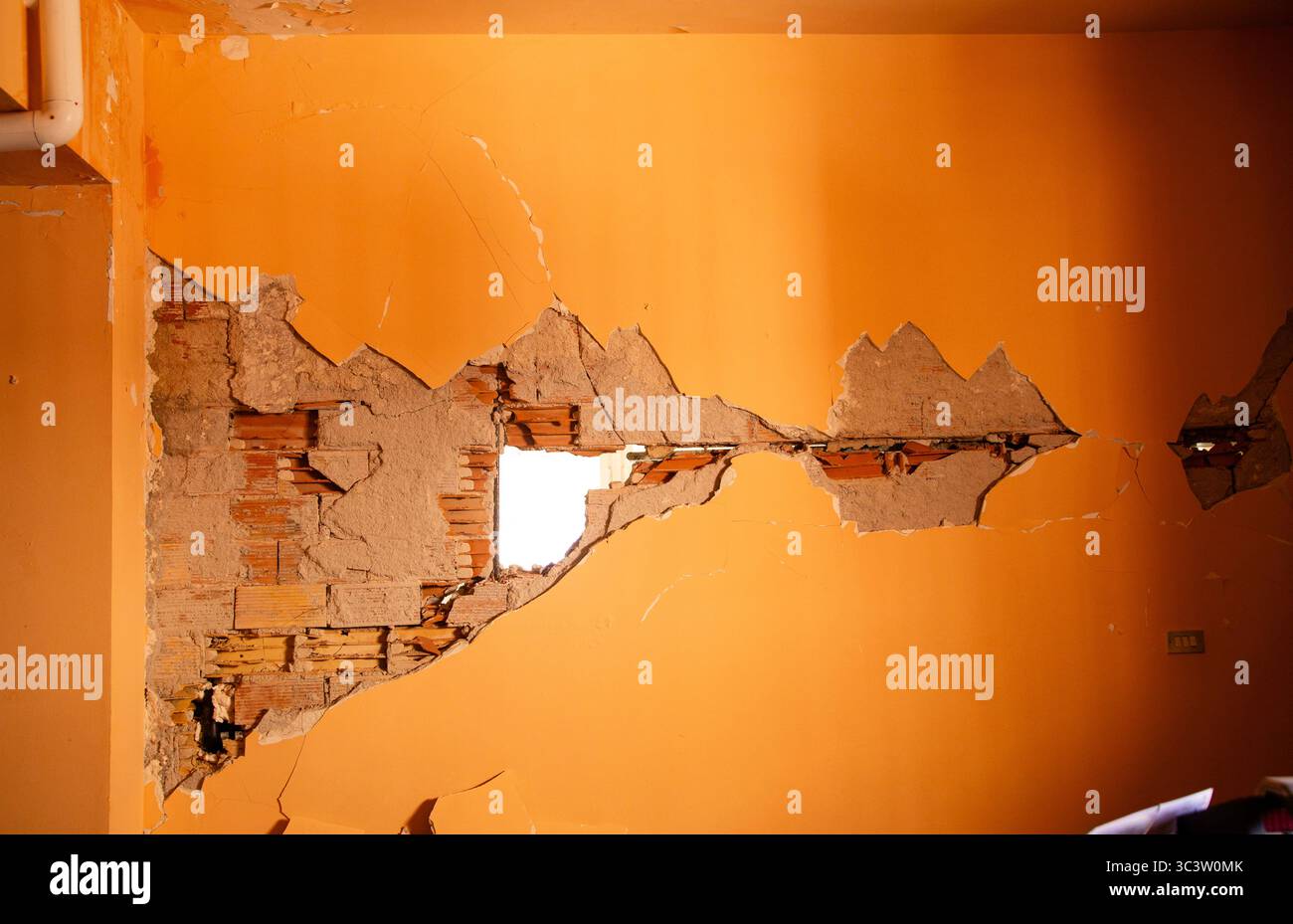 Géométries fragiles comme lésions d'un mur après le tremblement de terre Banque D'Images