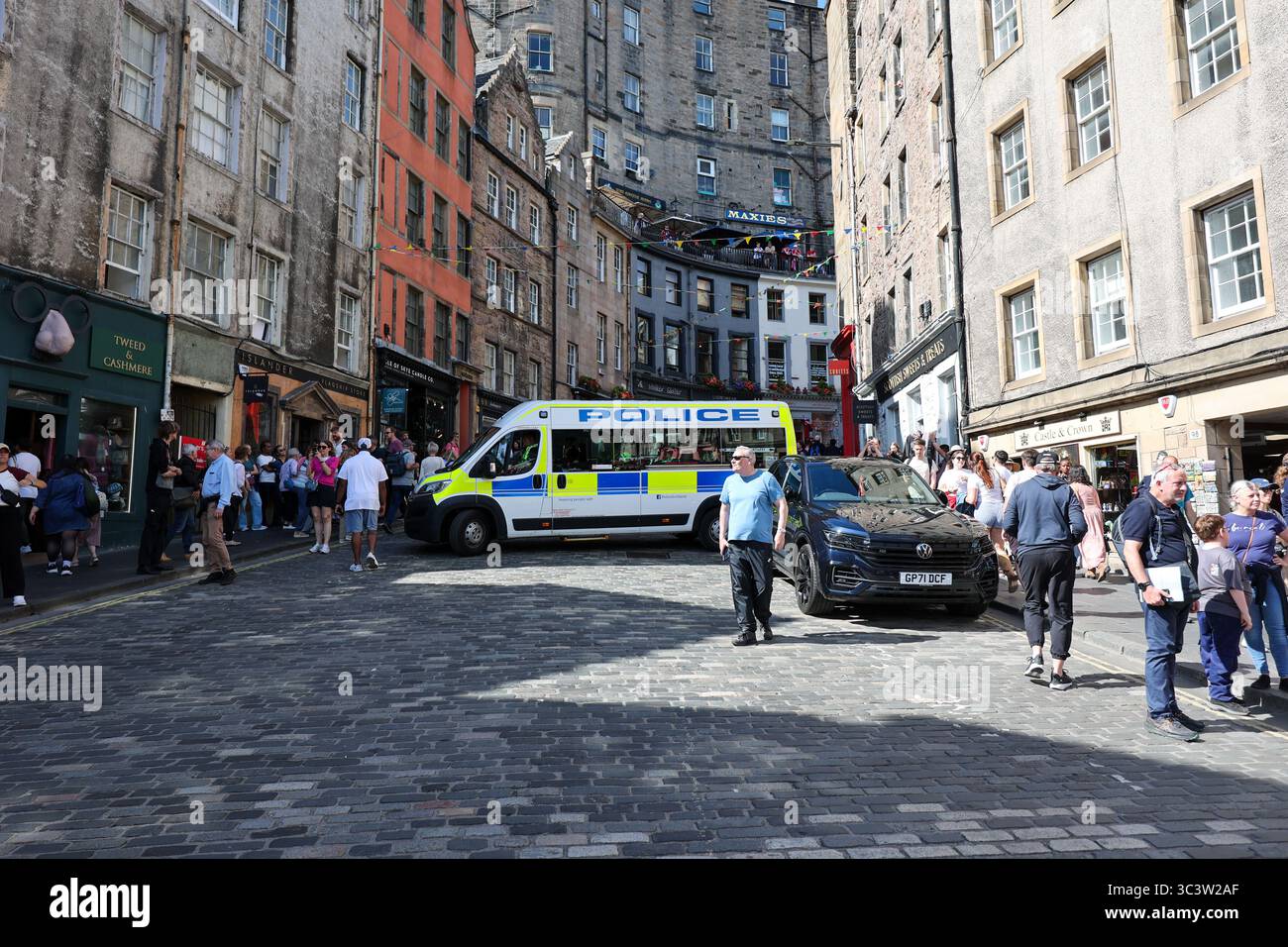 Polizei sperrt Victoria Street (Winkelgasse, Diagon Alley) vor RWE Fanmarcsh Hibernian Football Club (The Hibs, Scottish Premiership) gegen Rot-Weiss Essen (RWE, Rot Weiß Essen, 3. Liga), Testspiel, Vorbereitungsspiel AM 09. Juillet 2025 im Easter Road Stadium (Easter Road) à Édimbourg Leith (Schottland, Großbritannien, SCO/GBR). DAS Spiel fand anlässlich 150 jährigen Bestehen des schottischen Klubs und gleichzeitig als Jubiläumsspiel und damit Neuauflage der historischen Europapokalpartie von 1955 statt. RWE War damals der erste deutsche und die Hibs der erste britische Teilnehmer am Europapo Banque D'Images
