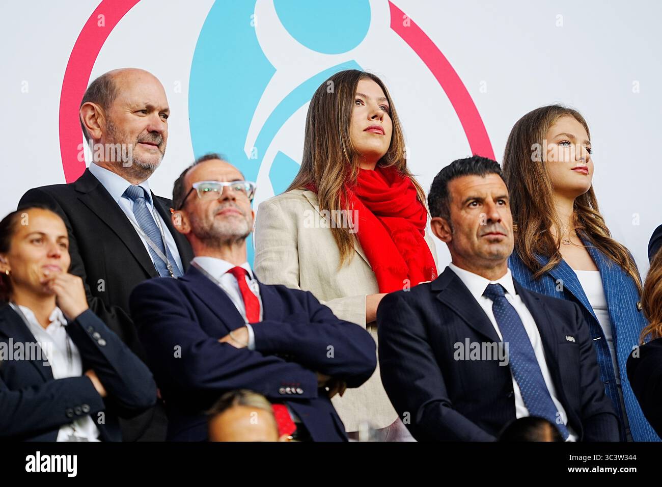 La princesse Sofia et la princesse Leonor d'Espagne avec le président de la Fédération espagnole de football Rafel Louzan (à gauche) lors de la finale de l'UEFA Women's Euro 2025 au Jakob-Park à Bâle, en Suisse. Date de la photo : dimanche 27 juillet 2025. Banque D'Images