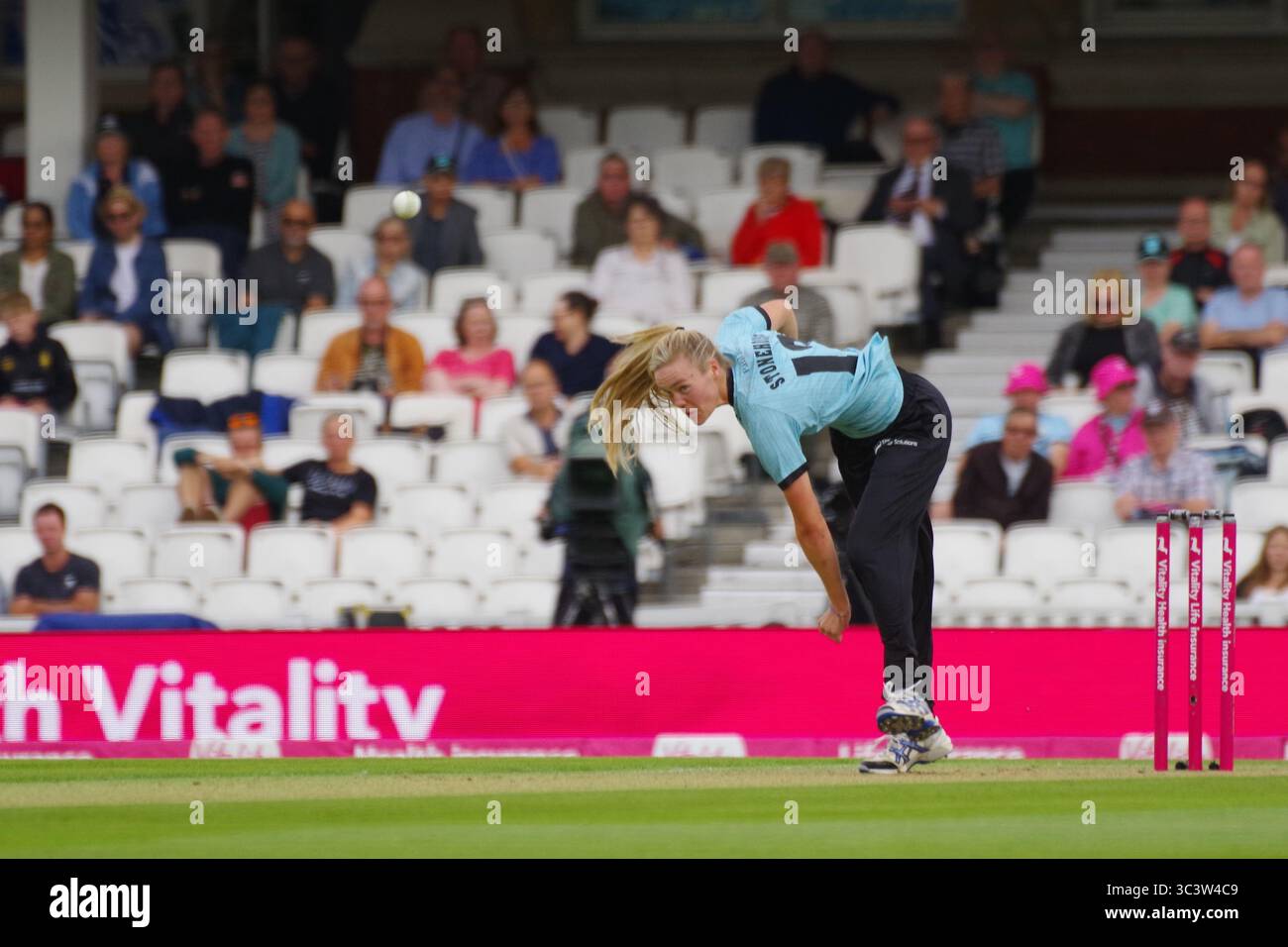 Londres, Angleterre, 27 juillet 2025. Alexa Stonehouse bowling pour Surrey Women contre Bears Women dans la finale de Vitality Blast League 1 au Kia Oval, Londres. Crédit : Colin Edwards/Alamy Live News Banque D'Images