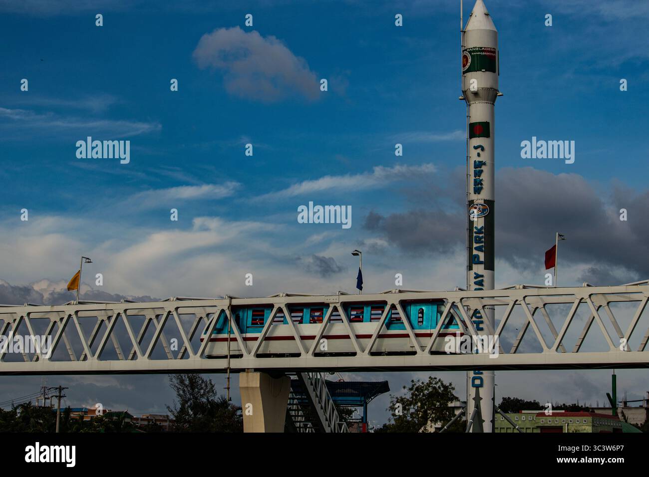 Concept créatif de Toy train on Bridge avec vue satellite Banque D'Images