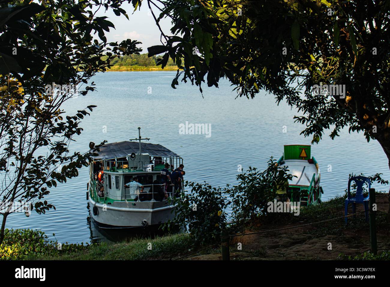Bateaux flottants attachés sur les rives du lac Kaptai Banque D'Images
