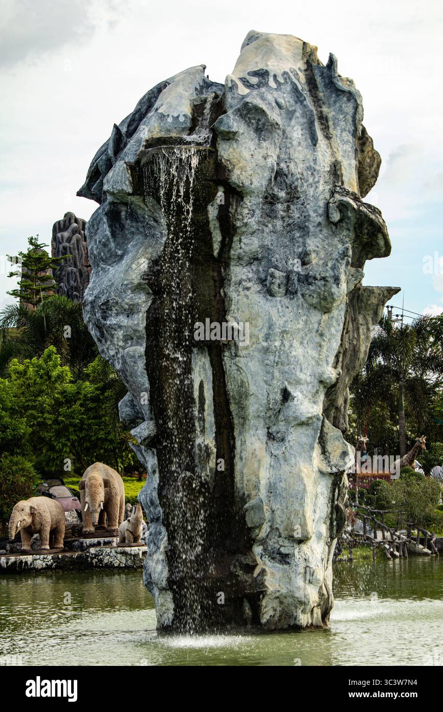 Fontaine de jardin avec rochers artificiels décoratifs Banque D'Images
