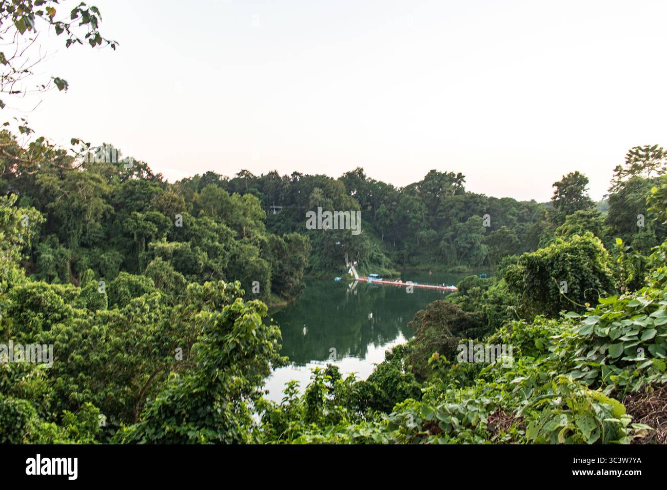 Montagnes vertes et eaux bleues de Kaptai en harmonie Banque D'Images