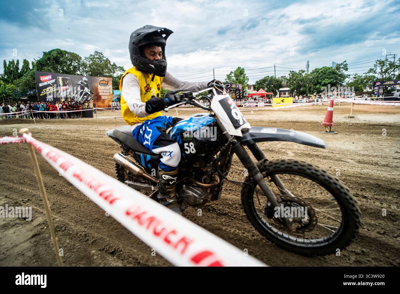 Guwahati, Inde, le 27 juillet 2025. Un participant court lors du Northeast Dirt Track Challenge 2025, à Guwahati, en Inde, le 27 juillet 2025. Crédit : David Talukdar/Alamy Live News Banque D'Images