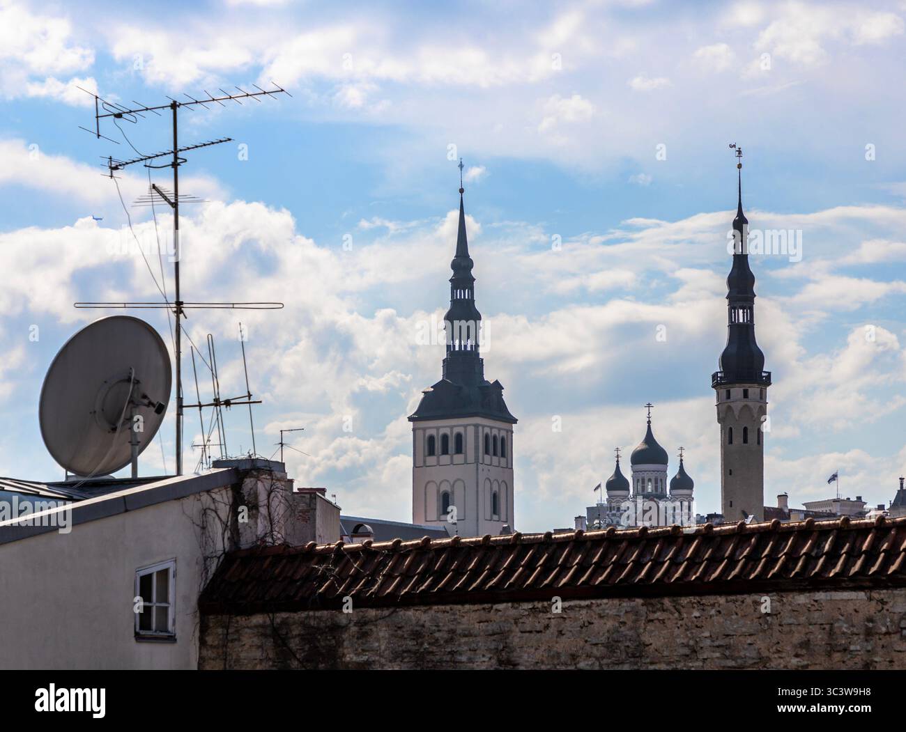 Les tours de l'église Nicolas, la cathédrale Alexandre Nevsky et l'hôtel de ville de Tallinn. Au premier plan gauche, quelques antennes. Banque D'Images
