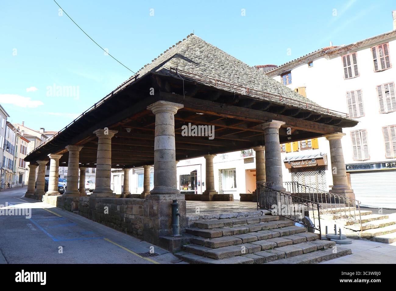 Halle de marché, ancien marché aux céréales, ville de Langogne, département de Lozère, France Banque D'Images