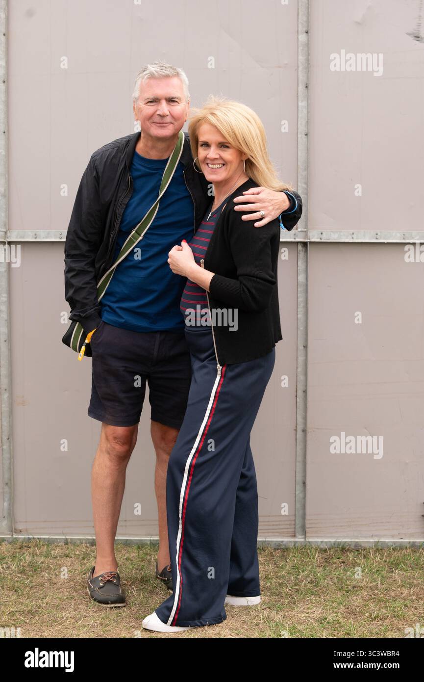 Londres, Royaume-Uni. 27 juillet 2025. Sally Lindsay de Corrie avec son mari batteur Steve White (style Council) dans les coulisses du Uptown Festival. Cristina Massei/Alamy Live News. Banque D'Images