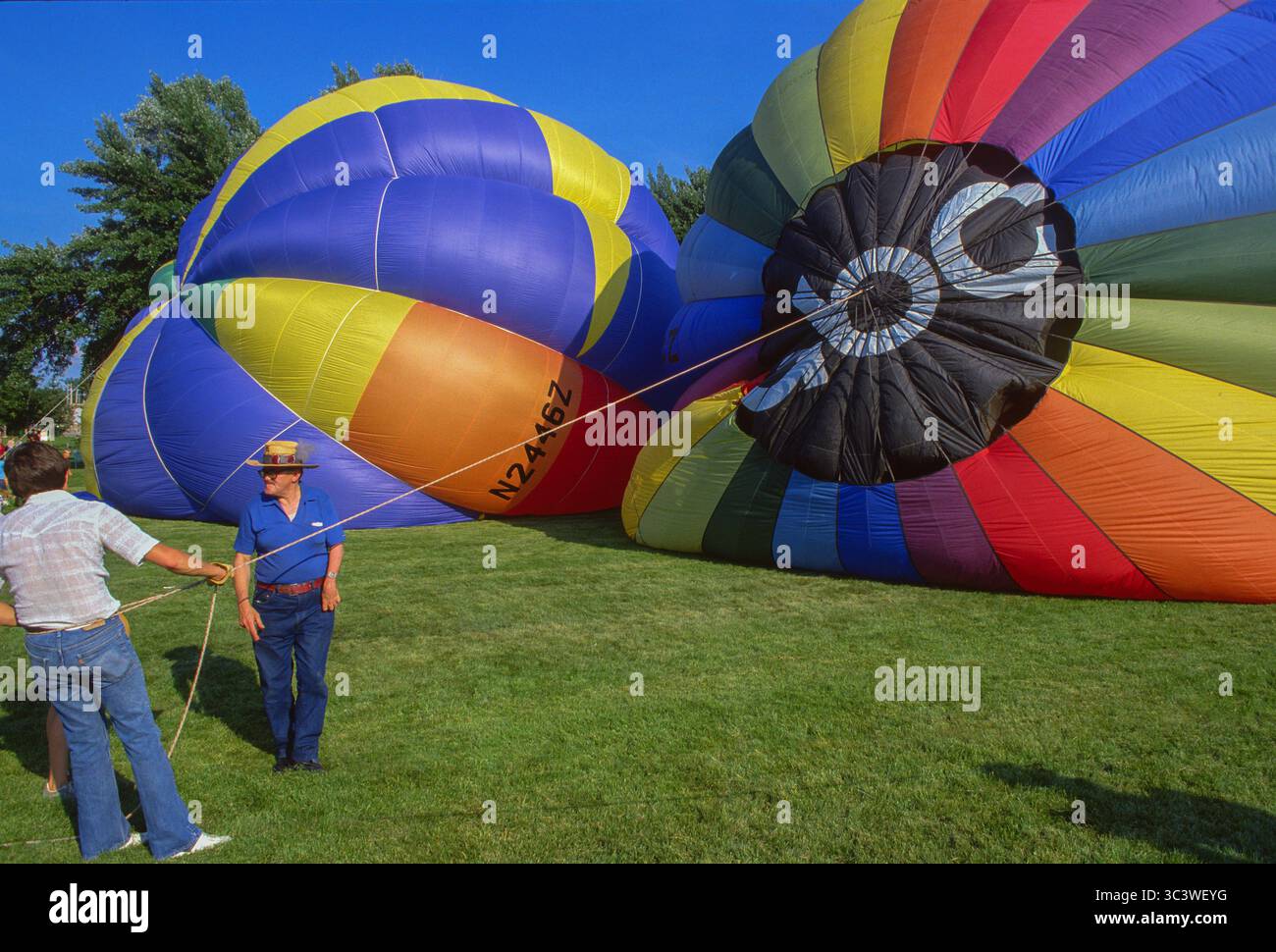 Ballons à air chaud multicolores en cours de remplissage Banque D'Images