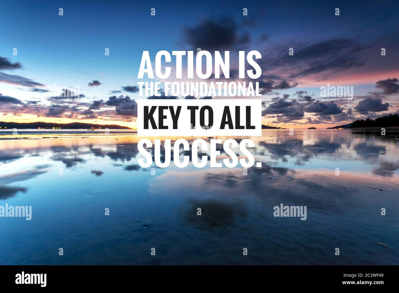 Arrière-plan et citation inspirante L'action est la clé fondamentale de toute réussite Banque D'Images