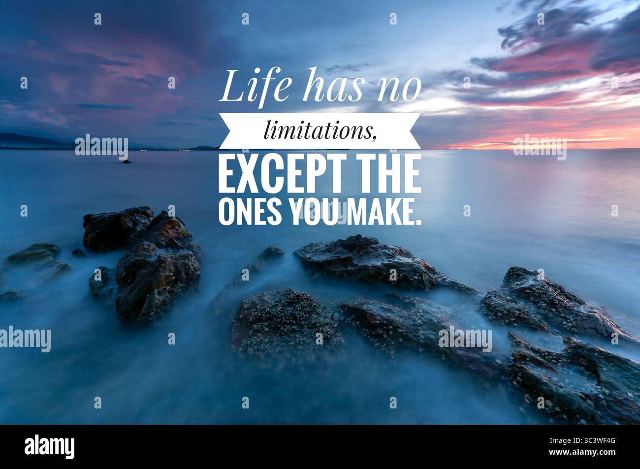 Sunset background et Inspirational quote Life n'a aucune limitation, sauf celles que vous faites Banque D'Images