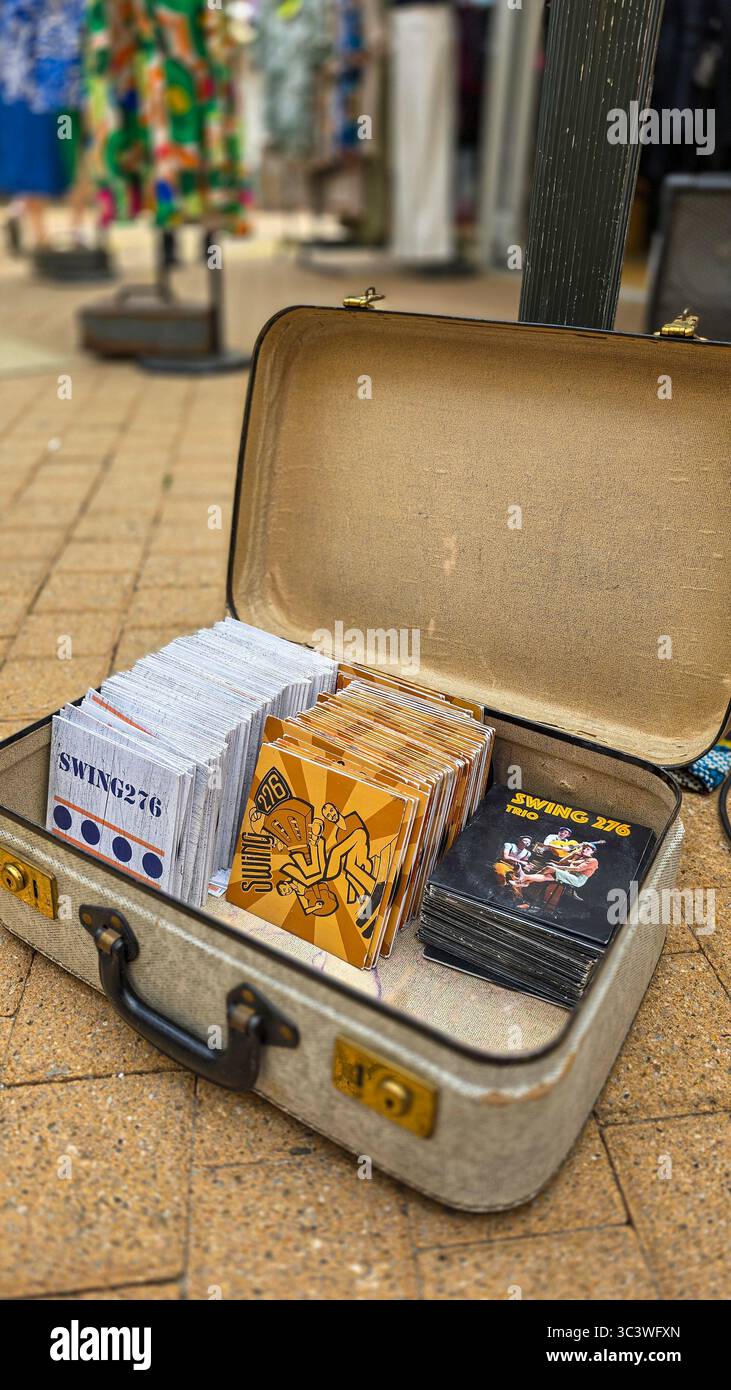 Vue de dessus de la vieille valise ouverte avec des disques compacts de musique Albums Bend Swing 276, qui chante des chansons swing. Mise au point sélective. 06 juin 2025. Festival Banque D'Images