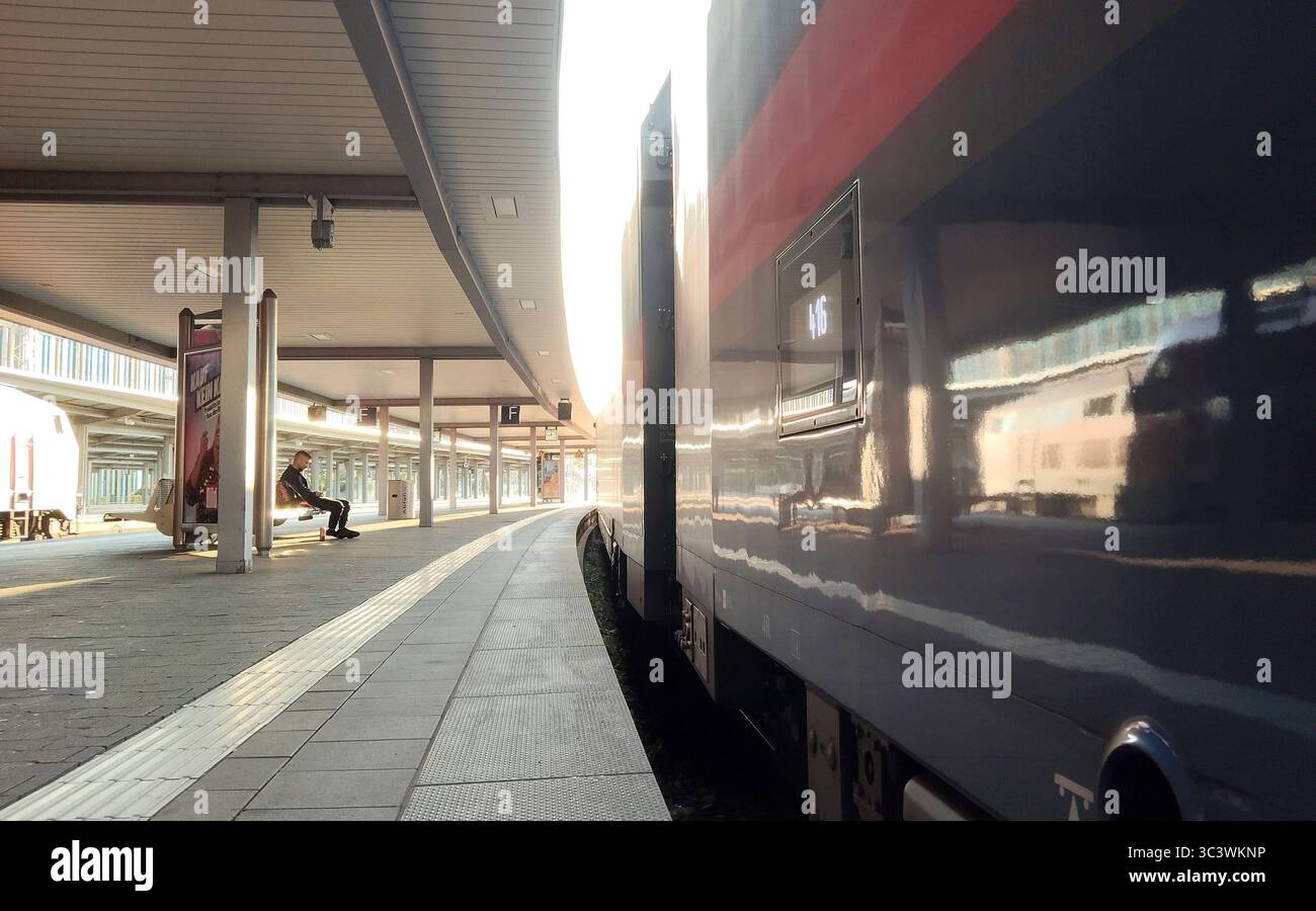 OBB , Railjet , Nightjet , Zoug, Züge, dB , Deutsche Bahn , Bahnhof , Reisen , Urlaub , Pendeln , Reisende , Fahren , Wagen in München Hbf , Bayern , Deutschland. Juillet 27, 2025. Photo par : Davide Elias / IPA photo Pressefoto DENL Copyright : xDavidexEliasx Banque D'Images