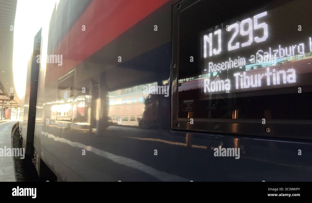 OBB , Railjet , Nightjet , Zoug, Züge, dB , Deutsche Bahn , Bahnhof , Reisen , Urlaub , Pendeln , Reisende , Fahren , Wagen in München Hbf , Bayern , Deutschland. Juillet 27, 2025. Photo par : Davide Elias / IPA photo Pressefoto DENL Copyright : xDavidexEliasx Banque D'Images