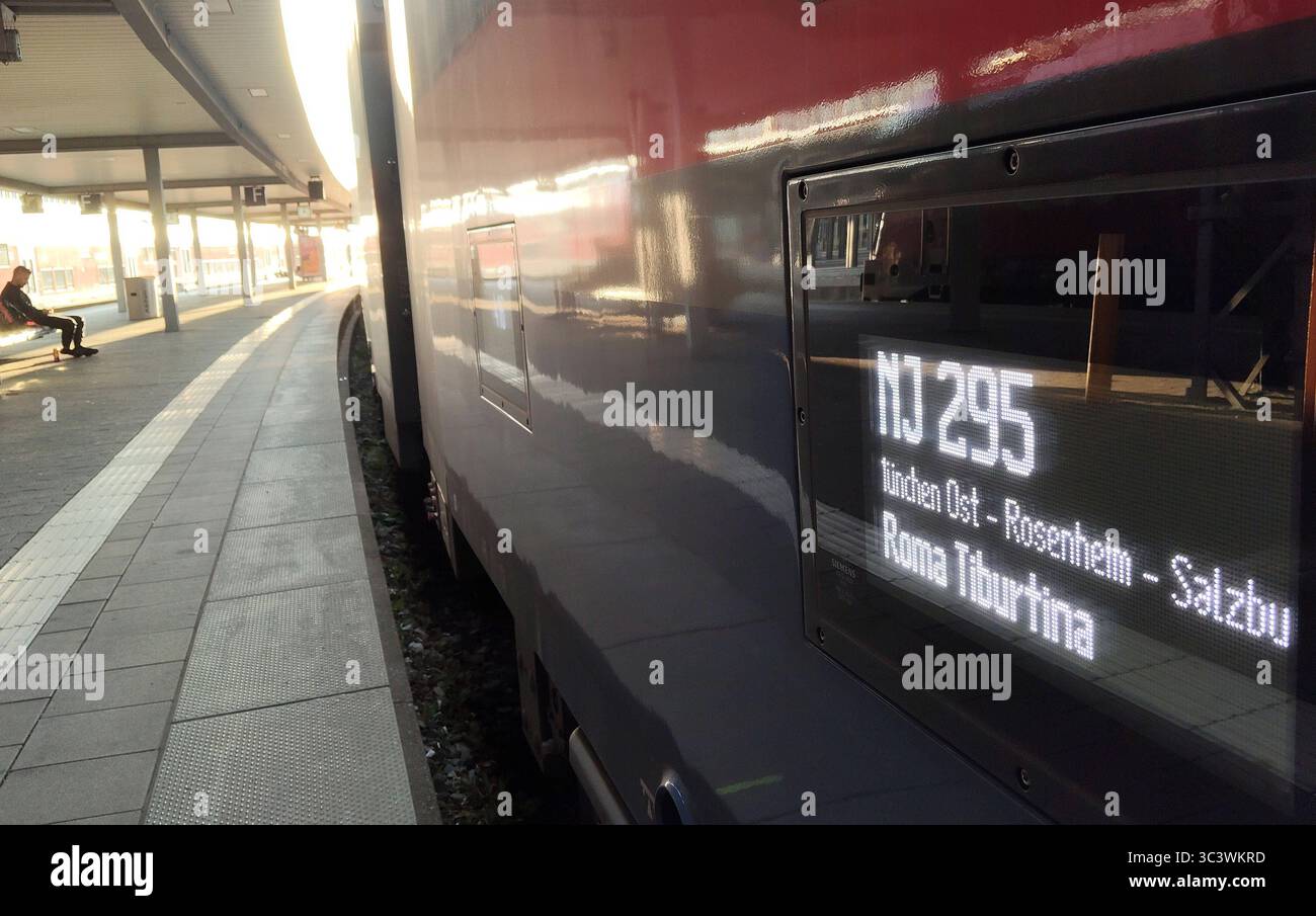 OBB , Railjet , Nightjet , Zoug, Züge, dB , Deutsche Bahn , Bahnhof , Reisen , Urlaub , Pendeln , Reisende , Fahren , Wagen in München Hbf , Bayern , Deutschland. Juillet 27, 2025. Photo par : Davide Elias / IPA photo Pressefoto DENL Copyright : xDavidexEliasx Banque D'Images