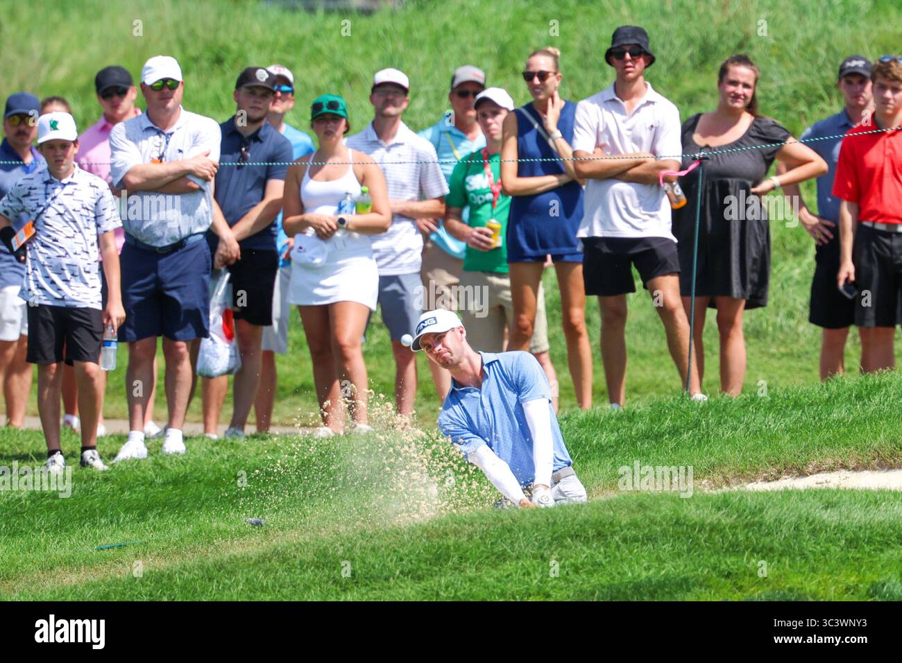 Blaine, Minnesota, États-Unis. 27 juillet 2025. Alex Smalley, des États-Unis, frappe son tir du bunker sur le neuvième trou lors de la ronde finale du 3M Open 2025 à TPC Twin Cities le 27 juillet 2025 à Blaine, Minnesota. Steven Garcia-CSM (image crédit : © Steven Garcia/Cal Sport Media). Crédit : csm/Alamy Live News Banque D'Images