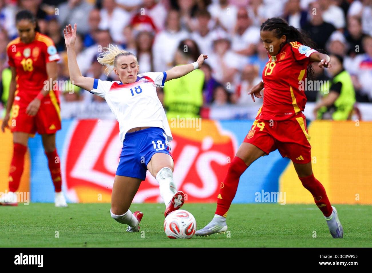 Bâle, Suisse. 27 juillet 2025. BÂLE, SUISSE - JUILLET 27 : Chloe Kelly d'Angleterre se bat pour le ballon avec Vicky Lopez d'Espagne lors de la finale de L'UEFA Women's EURO 2025 entre l'Angleterre et l'Espagne au Jakob-Park le 27 juillet 2025 à Bâle, Suisse. (Photo de Leiting Gao/BSR Agency) crédit : BSR Agency/Alamy Live News Banque D'Images