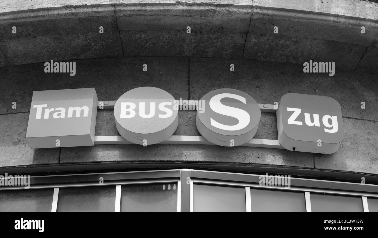 Logos allemands des transports publics à Leipzig, Allemagne Banque D'Images