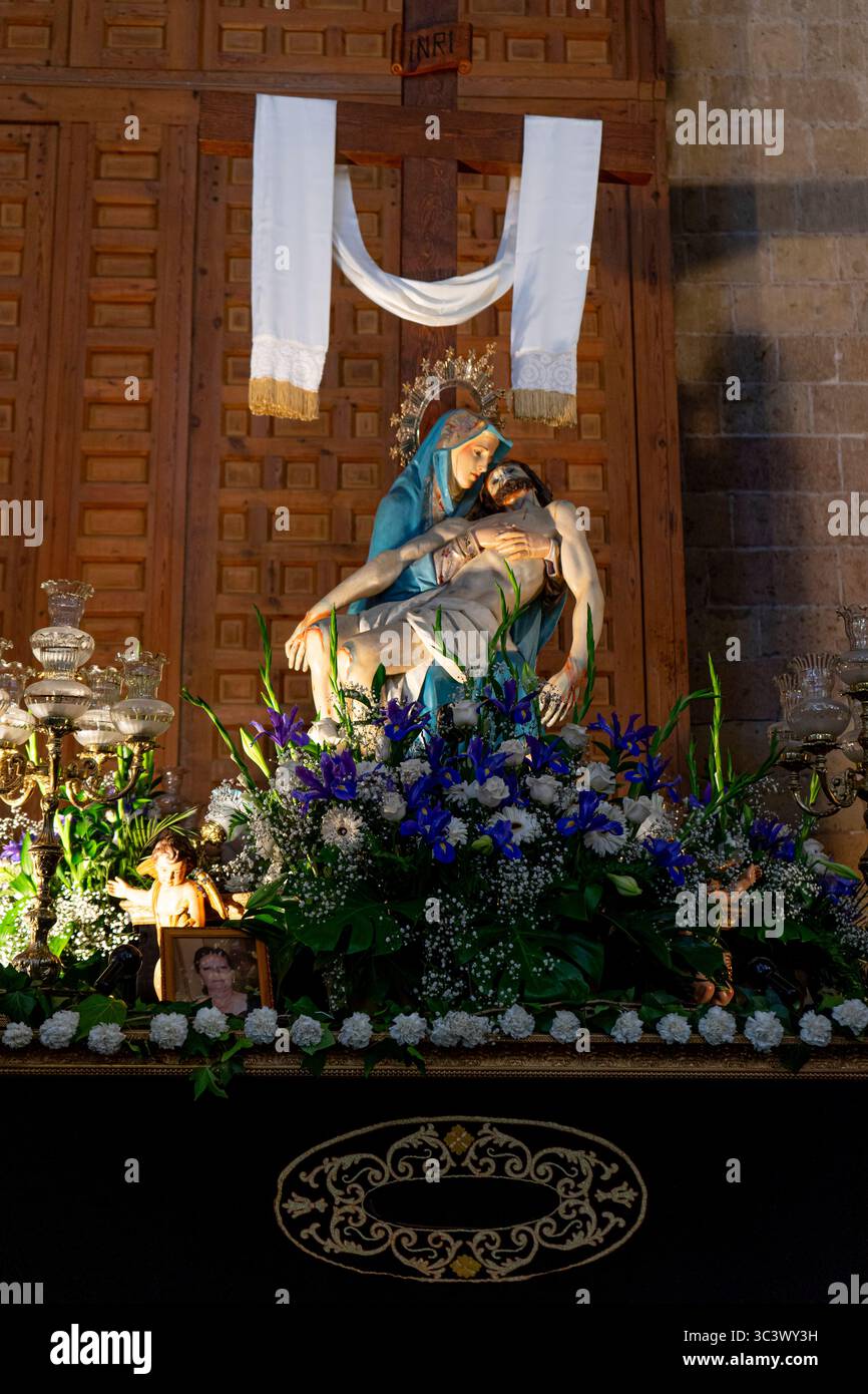 Sculpture de la Vierge Marie et du Christ dans la cathédrale de Ségovie Banque D'Images