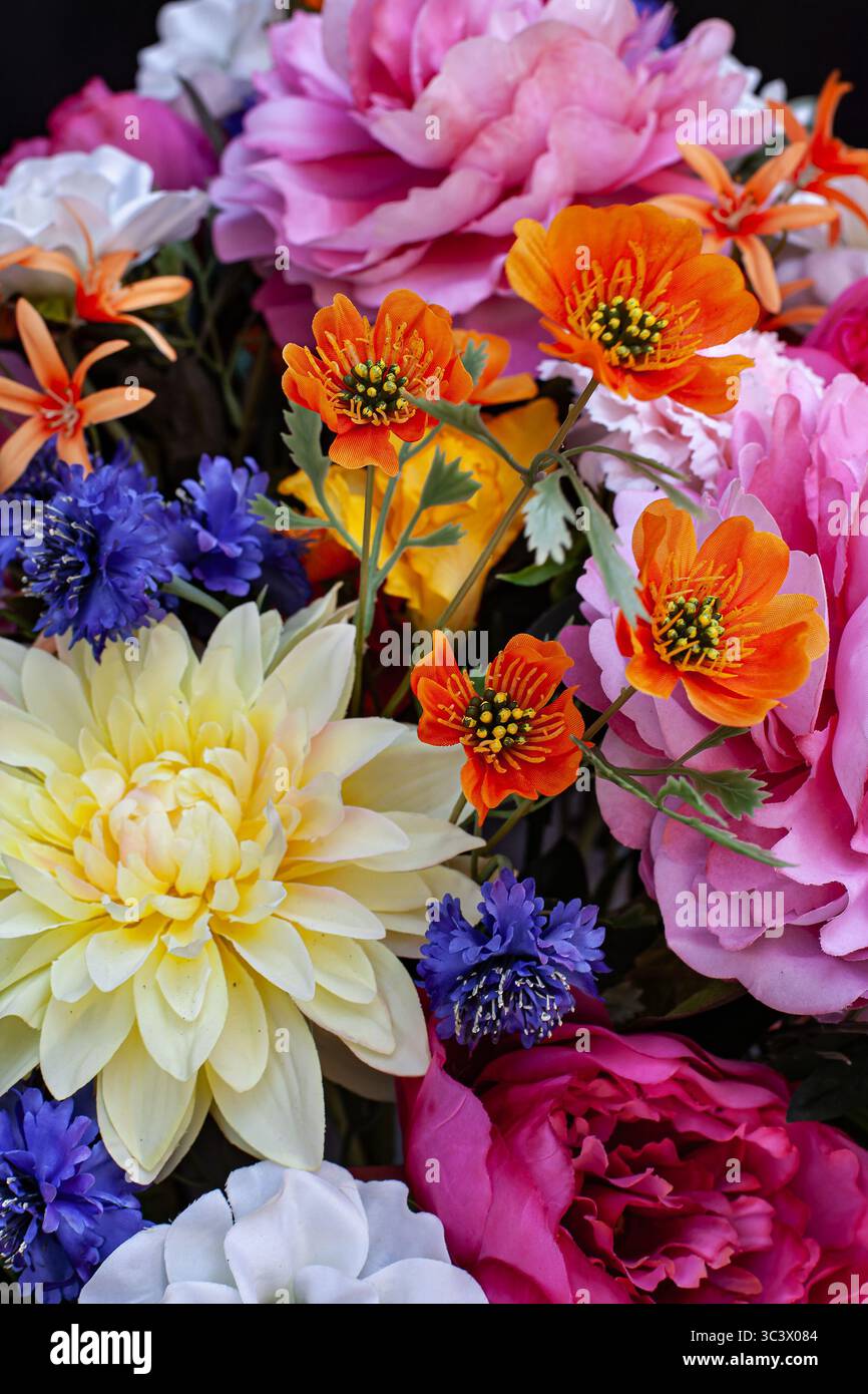 Gros plan d'un bouquet de fleurs en plastique Banque D'Images