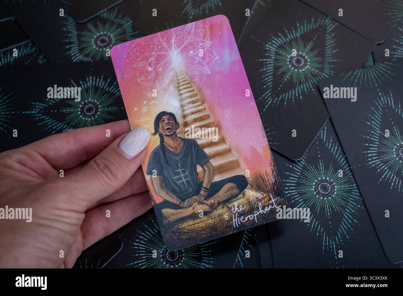 Carte de tarot « le Hiérophant » symbolisant la sagesse spirituelle, les traditions sacrées et l’enseignement supérieur. Banque D'Images