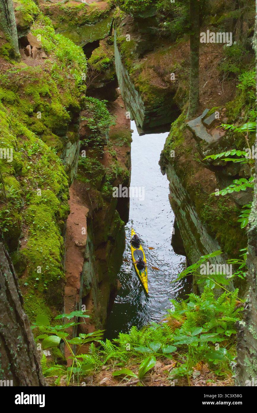 Kayak dans les grottes marines des îles Apostle Banque D'Images