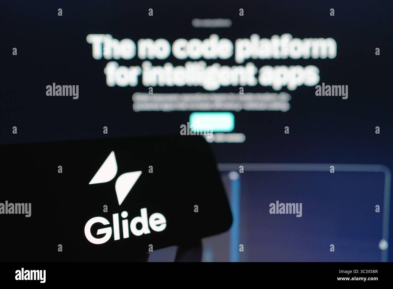 Roosendaal, pays-Bas - 27 juillet 2025 : un téléphone portable affichant le logo de Glide, une plateforme de création d'applications sans code, avec le site Web à l'arrière Banque D'Images