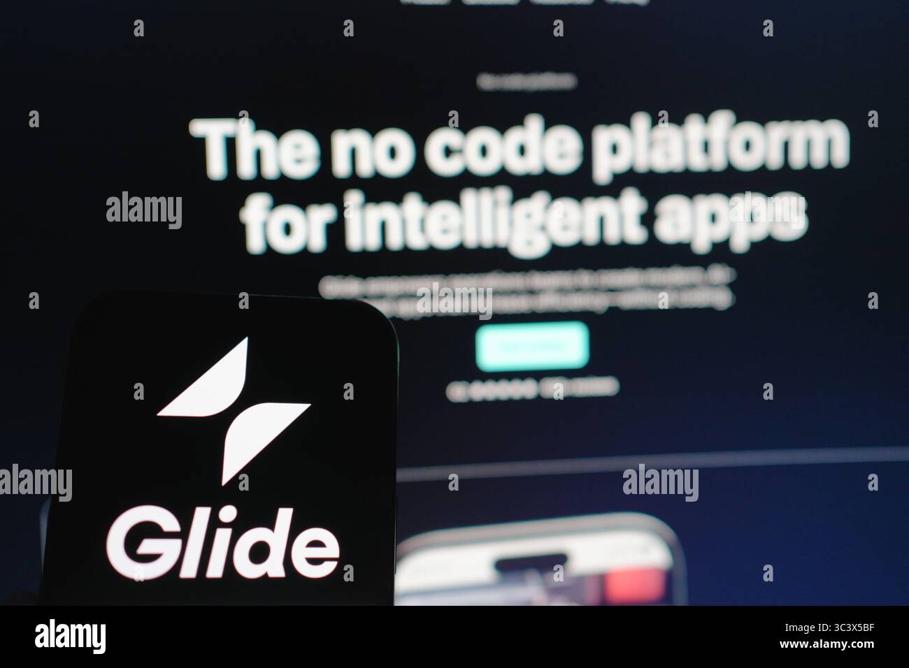Roosendaal, pays-Bas - 27 juillet 2025 : un téléphone portable affichant le logo de Glide, une plateforme de création d'applications sans code, avec le site Web à l'arrière Banque D'Images