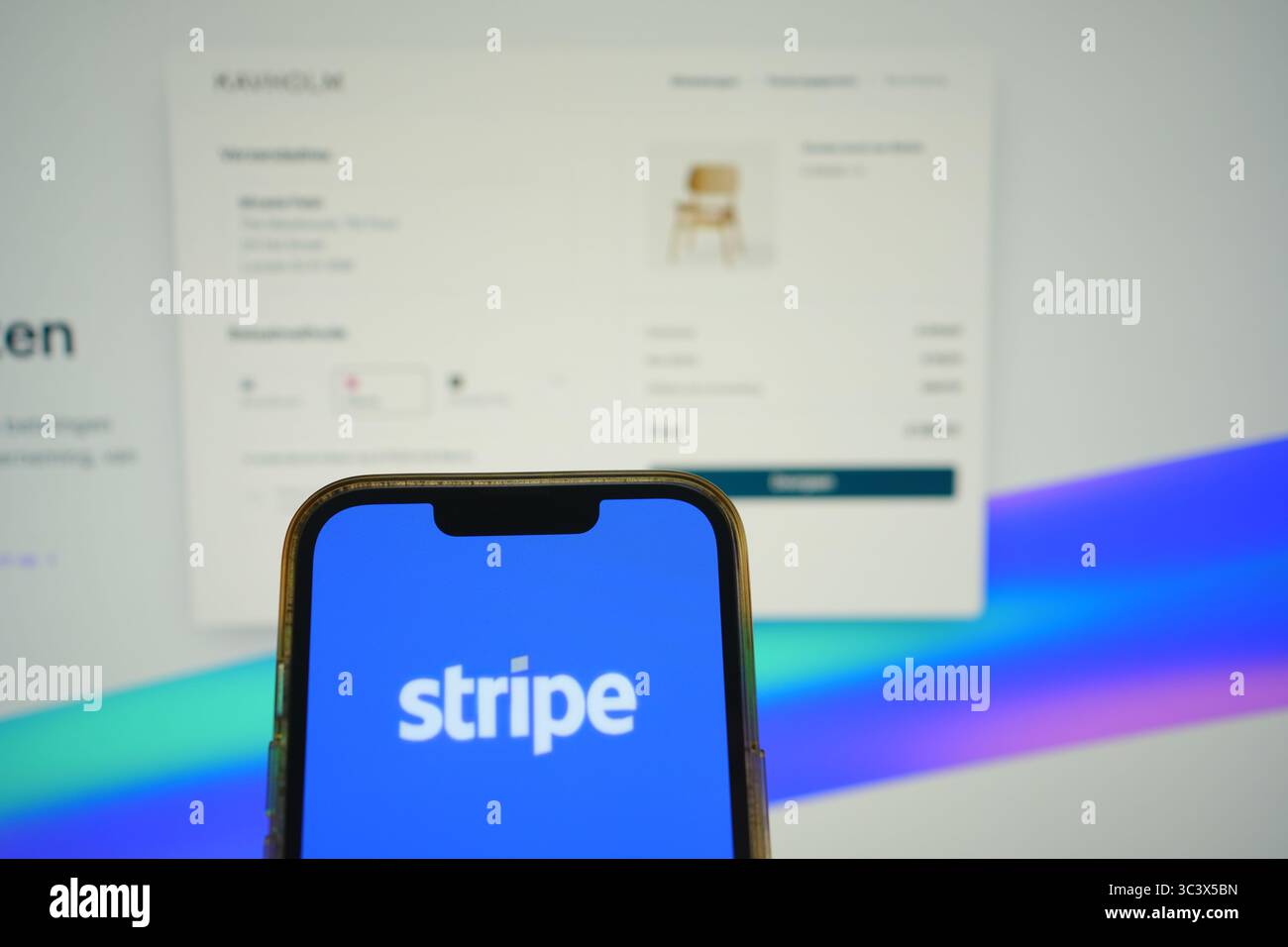 Roosendaal, pays-Bas - 27 juillet 2025 : un téléphone portable affichant le logo de Stripe, une plate-forme d'infrastructure financière pour Internet, avec Banque D'Images