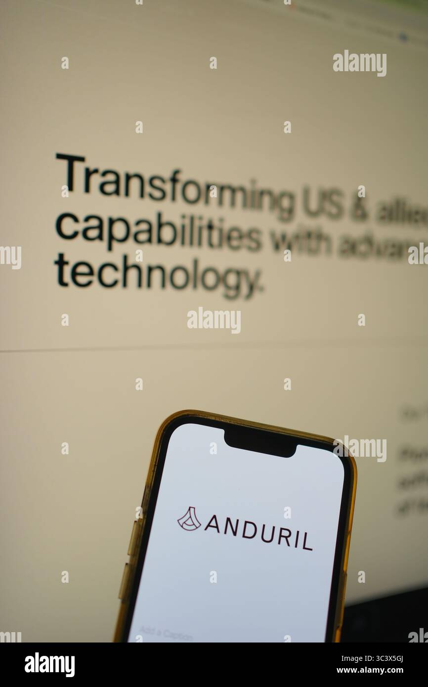 Roosendaal, pays-Bas - 27 juillet 2025 : un téléphone portable affichant le logo d'Anduril, une société de technologie de défense, avec le site Web à l'arrière Banque D'Images