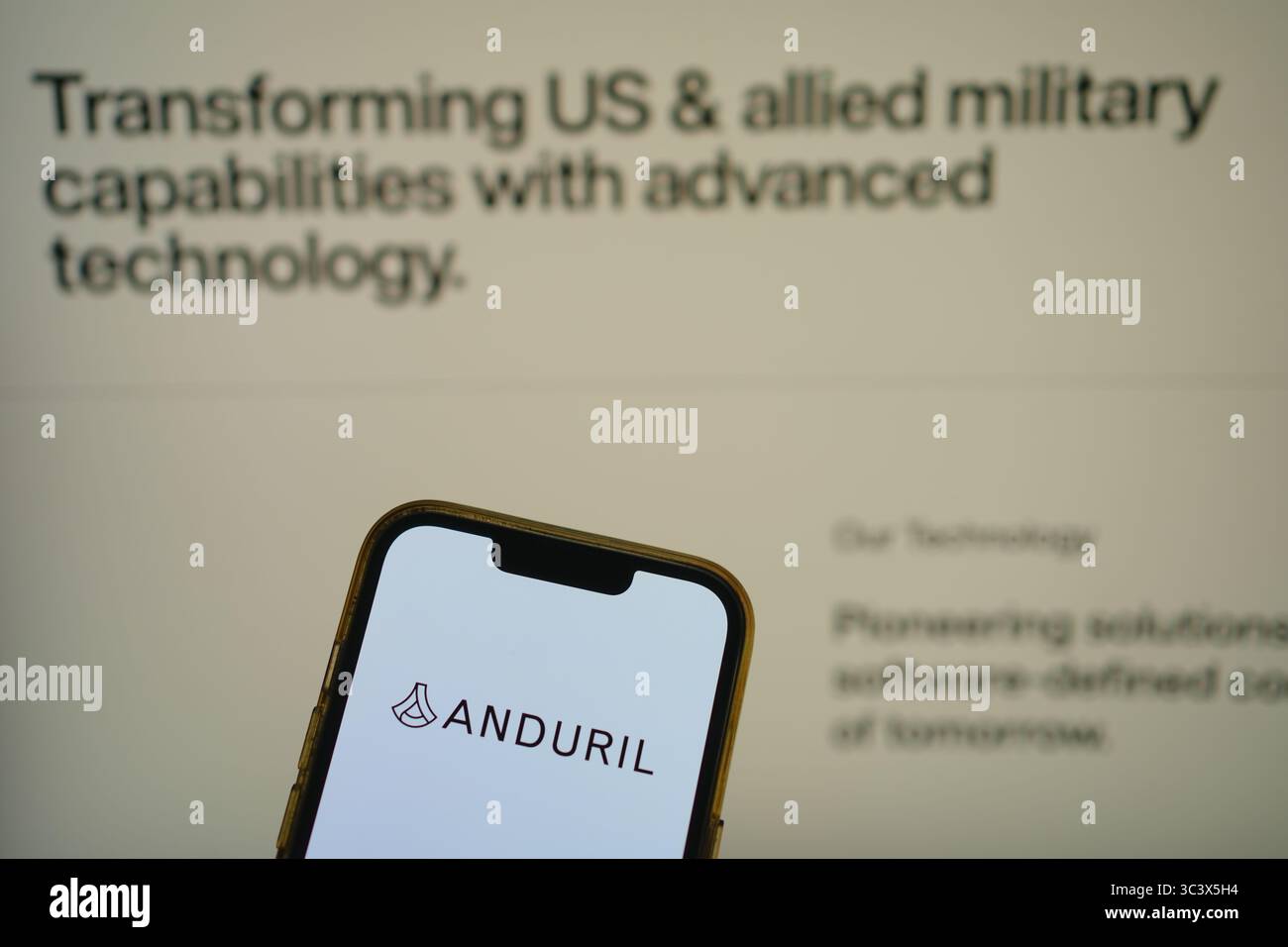 Roosendaal, pays-Bas - 27 juillet 2025 : un téléphone portable affichant le logo d'Anduril, une société de technologie de défense, avec le site Web à l'arrière Banque D'Images