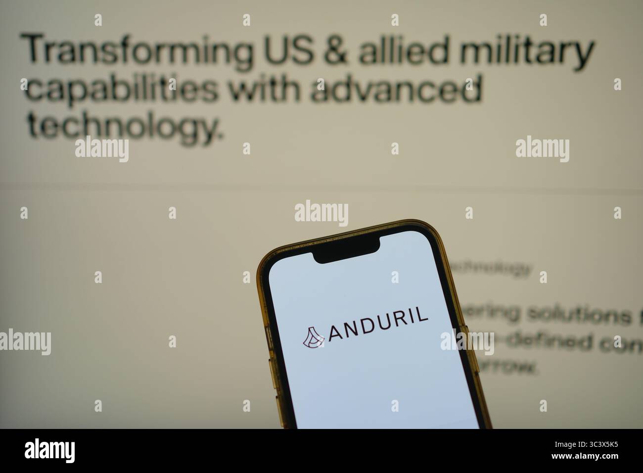 Roosendaal, pays-Bas - 27 juillet 2025 : un téléphone portable affichant le logo d'Anduril, une société de technologie de défense, avec le site Web à l'arrière Banque D'Images
