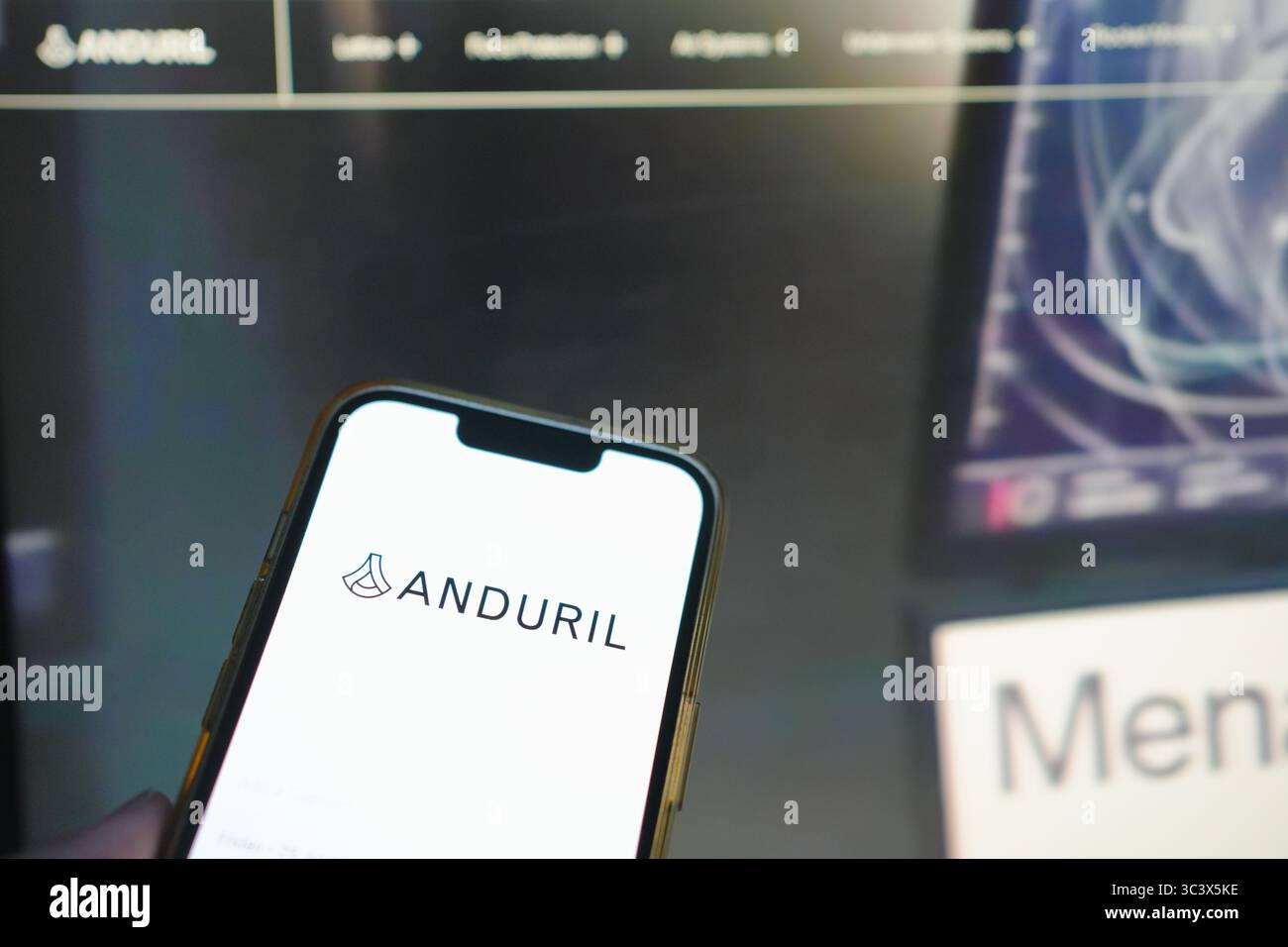 Roosendaal, pays-Bas - 27 juillet 2025 : un téléphone portable affichant le logo d'Anduril, une société de technologie de défense, avec le site Web à l'arrière Banque D'Images