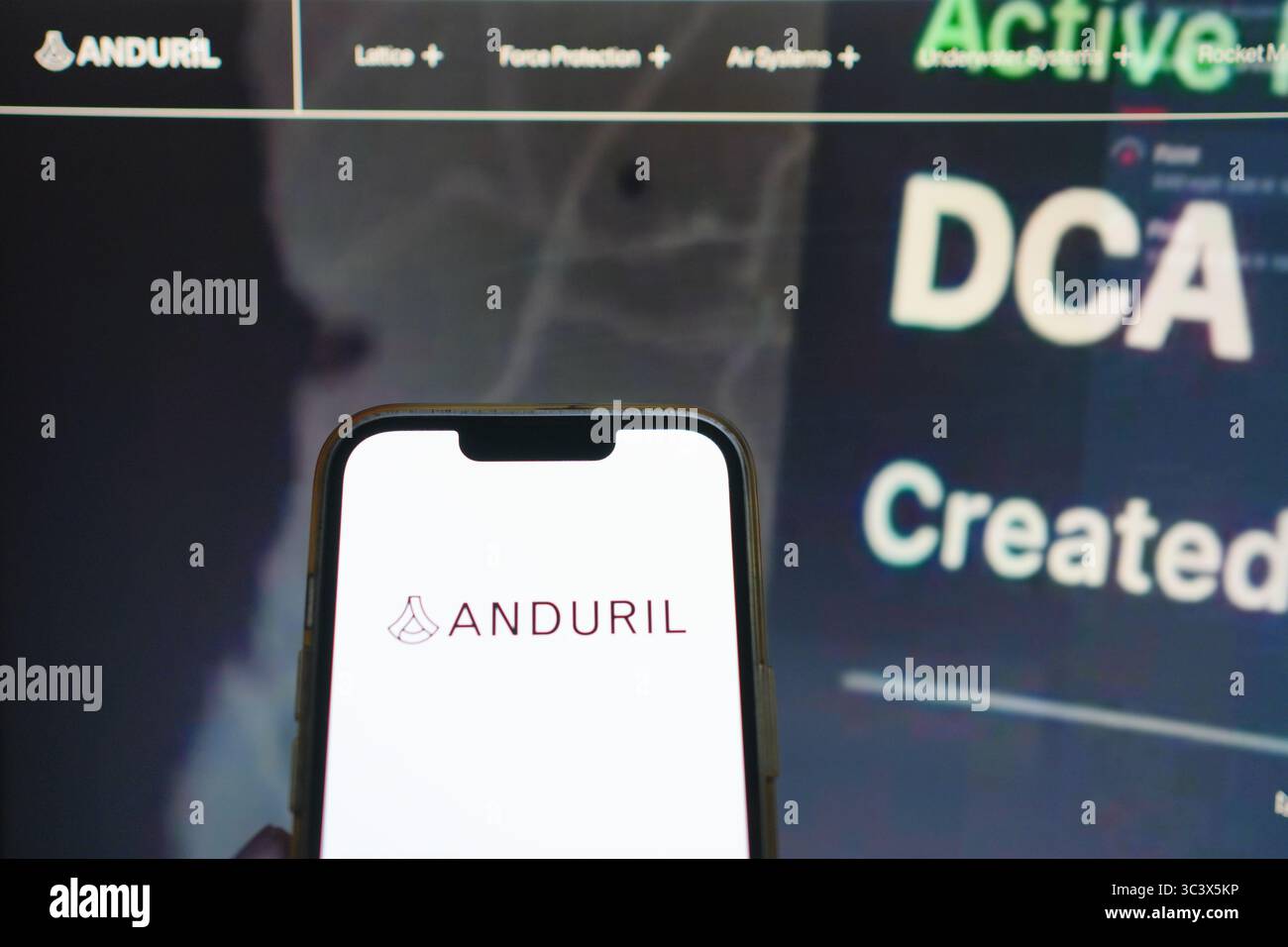 Roosendaal, pays-Bas - 27 juillet 2025 : un téléphone portable affichant le logo d'Anduril, une société de technologie de défense, avec le site Web à l'arrière Banque D'Images