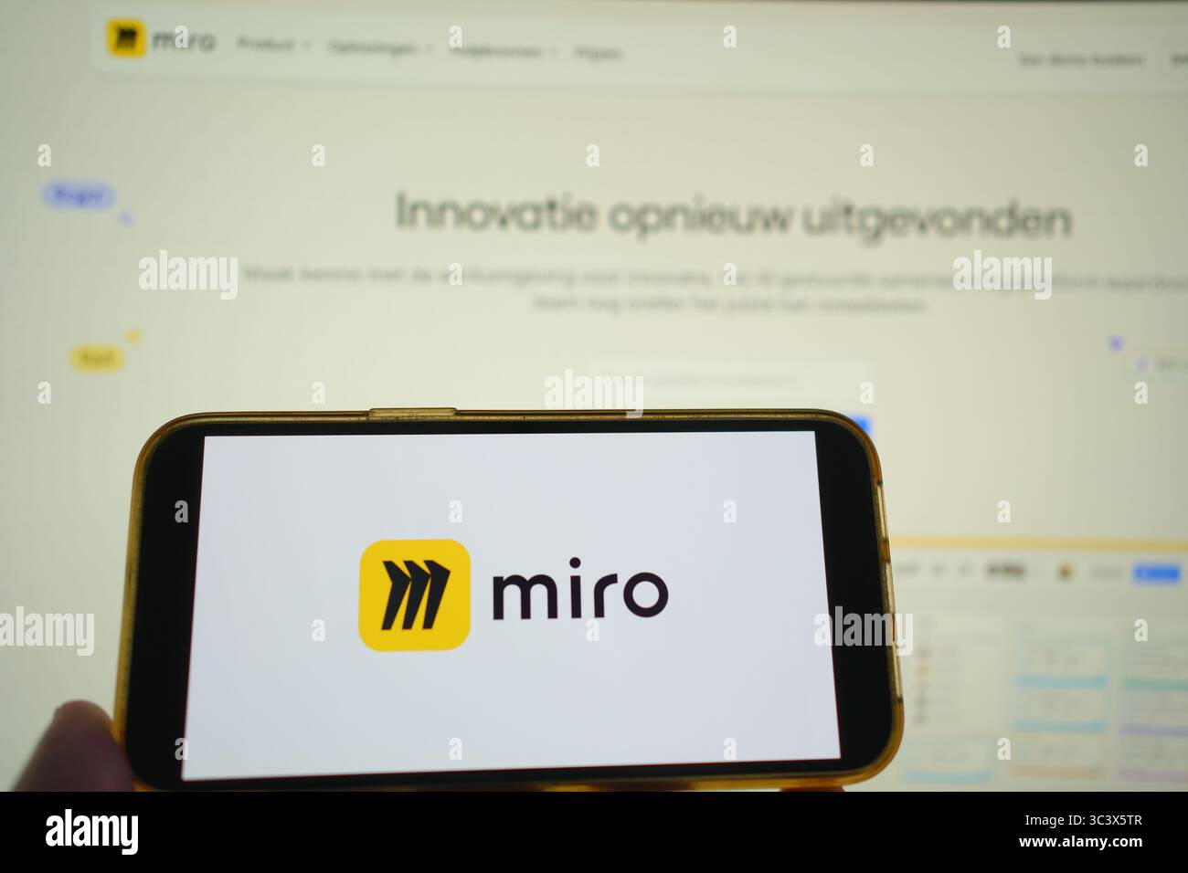 Roosendaal, pays-Bas - 27 juillet 2025 : un téléphone portable affichant le logo de Miro, une plate-forme collaborative de tableau blanc, avec le site Web dans le Banque D'Images