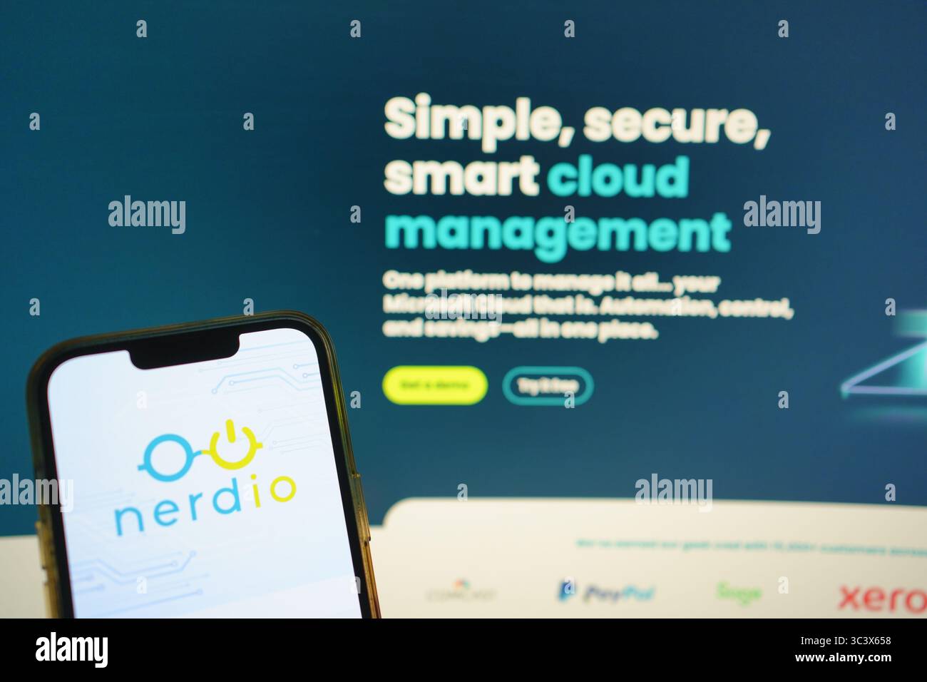 Roosendaal, pays-Bas - 27 juillet 2025 : un téléphone portable affichant le logo de Nerdio, une plate-forme de gestion cloud pour les MSP et les entreprises, avec Banque D'Images