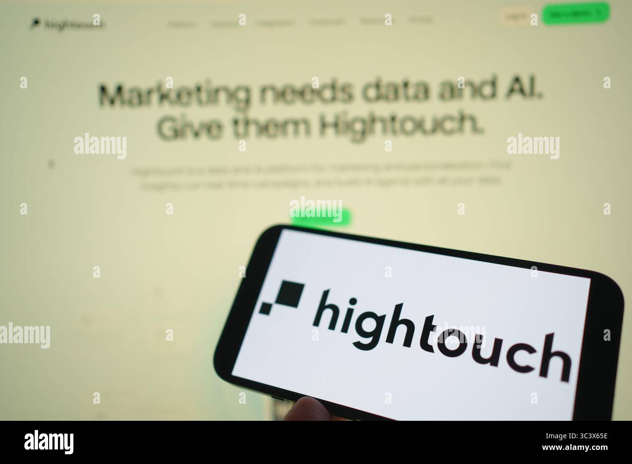 Roosendaal, pays-Bas - 27 juillet 2025 : un téléphone portable affichant le logo de Hightouch, avec le site web en arrière-plan. Banque D'Images